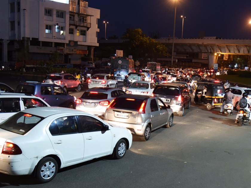 Traffic jam between Mumbai Naka to Gadkari Chowk | मुंबई नाका ते गडकरी चौक दरम्यान ट्रॅफिक जाम