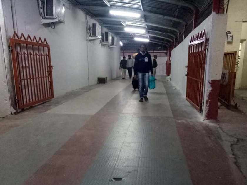 The entrance of the railway station reopened | रेल्वेस्थानकाचे प्रवेशद्वार पुन्हा खुले