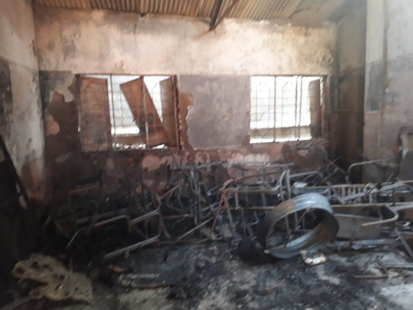 The district council school took fire in Pimpalgaon | जिल्हापरिषदेच्या शाळेला पिंपळगाव येथे लागली आग