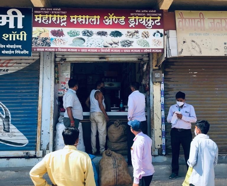 Action taken against 4 shopkeepers for violating time | वेळेचे उल्लंघन करणाऱ्या ४ दुकानदारांवर कारवाई