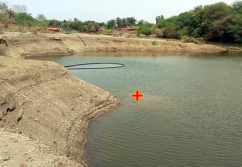 Parbhani: Poor sand belt pits in Dudhana river bed | परभणी :बेसुमार वाळू उपश्याने दुधना नदीपात्रात खड्डे