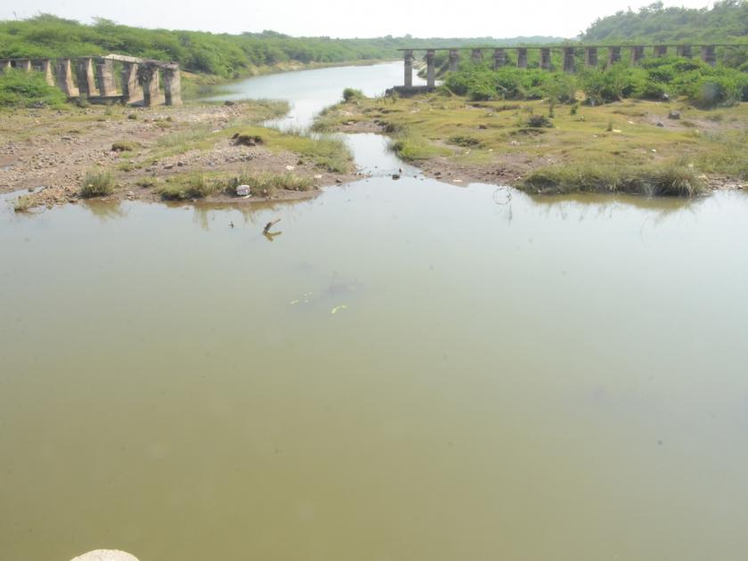 Parbhani: Water leak from the habitation bamboo | परभणी : राहाटी बंधाऱ्यातून पाण्याची गळती