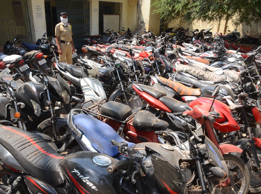 Parbhani: Police station full of seized vehicles | परभणी : जप्त वाहनांमुळे पोलीस ठाणे फुल्ल