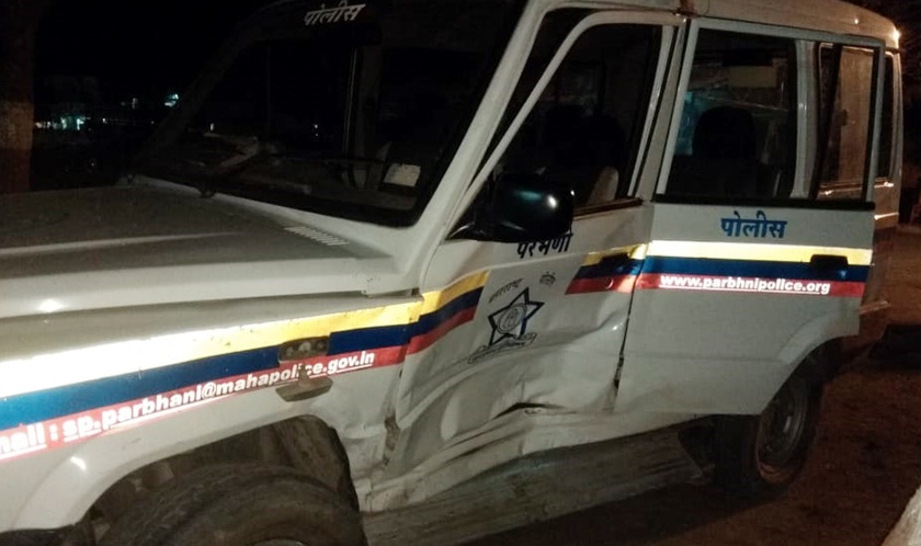 Parbhani: Police jeep injured and two employees injured | परभणी :पोलिसांच्या जीपला अपघात, दोन कर्मचारी झाले जखमी