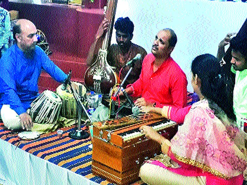 Gurveda pt Ranade's concert played by Shankarrao Vairagkar Music Foundation | गुरुवर्य पं. शंकरराव वैरागकर संगीत प्रतिष्ठानतर्फे रानडे यांची मैफल रंगली