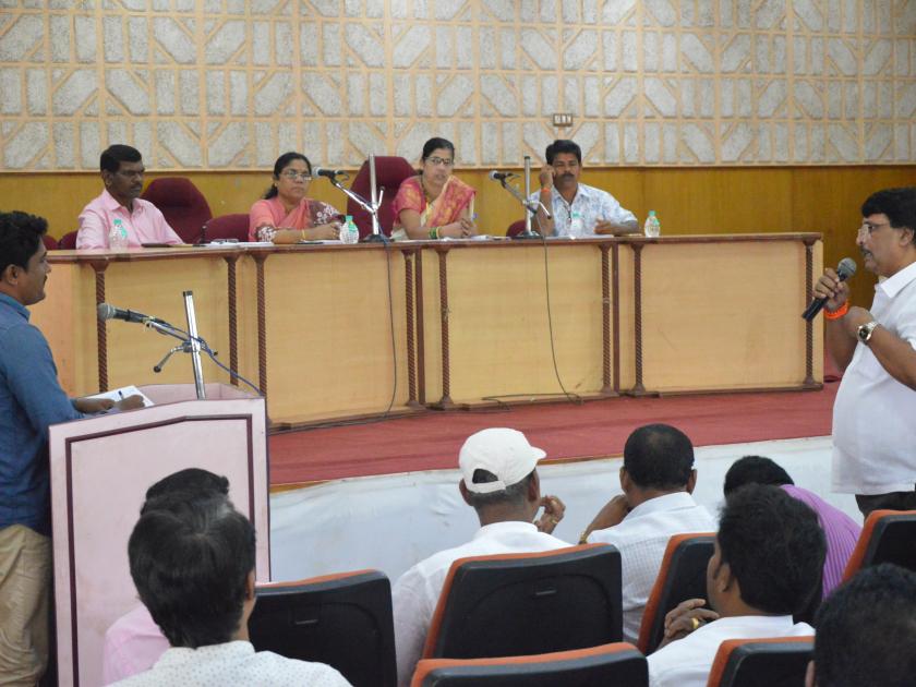 Ratnagiri Panchayat Samiti commits a ruckus, member aggressor, meeting with nutrition | पोषण आहारावरून रत्नागिरी पंचायत समितीत हंगामा, सदस्य आक्रमक, सभा गाजली