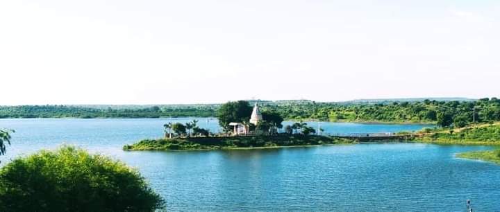 Sai temple in Hartale lake attracts devotees | हरताळे तलावातील साई मंदिराची भाविकांवर भुरळ
