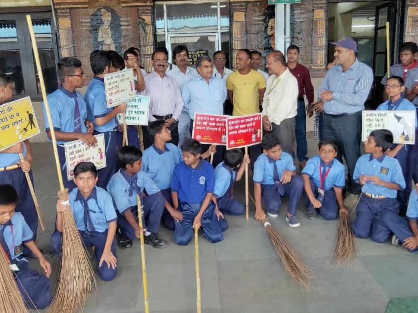 Cleanliness drive at Bhusawal railway station | भुसावळ रेल्वेस्थानकावर स्वच्छता अभियान
