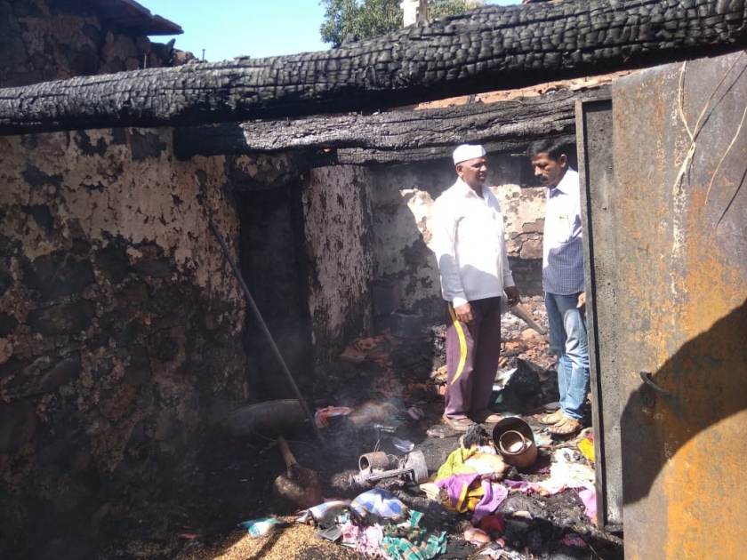Satara: The fire burns the roof, damages the millions; Fire control after three hours | सातारा : आगीत छप्पर जळून खाक, लाखोंचे नुकसान; तीन तासांनंतर आगीवर नियंत्रण