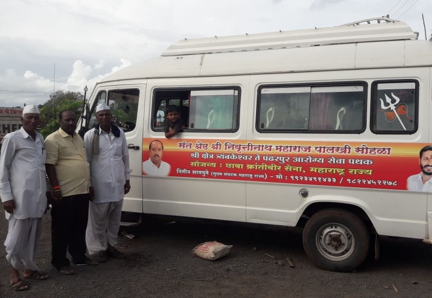 Free ambulance for the health of Warkaris | वारकऱ्यांच्या आरोग्यासाठी ंमोफत रु ग्णवाहिका