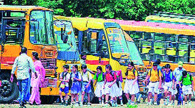 The wheels of school buses are rotten! | स्कूल बसेसची चाके रुतलेलीच !