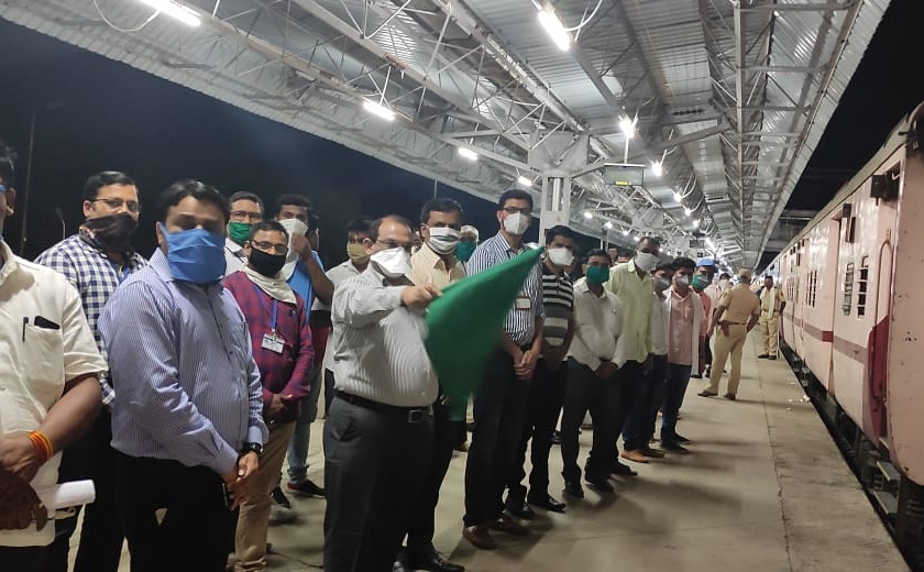 1559 workers from Uttar Pradesh return home from Sainagari, third train leaves | उत्तरप्रदेशातील १५५९ मजुरांची साईनगरीतून घरवापसी, तिसरी रेल्वे रवाना