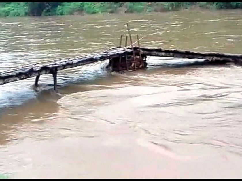 Sindhudurg: In the first rain, the wooden sakav was carried, the work of the bridge started | सिंधुदुर्ग : पहिल्याच पावसात लाकडी साकव गेला वाहून, पुलाचे काम सुरू