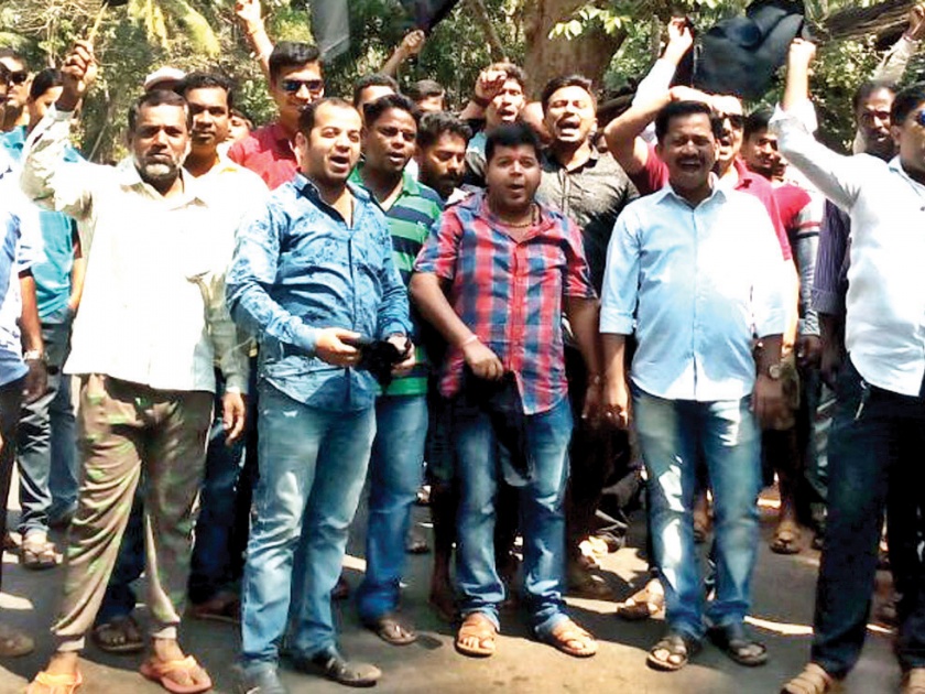 Sindhudurg: Violence against the Guardian Minister in Bulandanda, ban on black flags, prohibits ban | सिंधुदुर्ग : पालकमंत्र्यांच्या विरोधात उभादांडा येथे घोषणाबाजी, काळे झेंडे दाखवत ग्रामस्थांनी केला निषेध