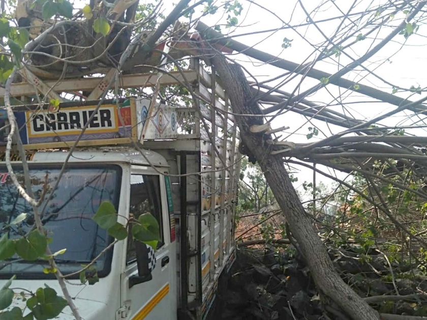 Peepup vehicle damage by stormy wind in Chincholi Shivar | चिंचोली शिवारात वादळी वाऱ्याने पीकअप वाहनाचे नुकसान