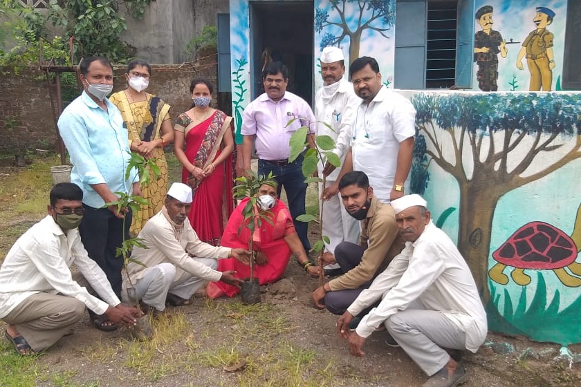 Tree planting in Zilla Parishad's Takedat school | जिल्हा परिषदेच्या टाकेदत शाळेत वृक्षारोपण