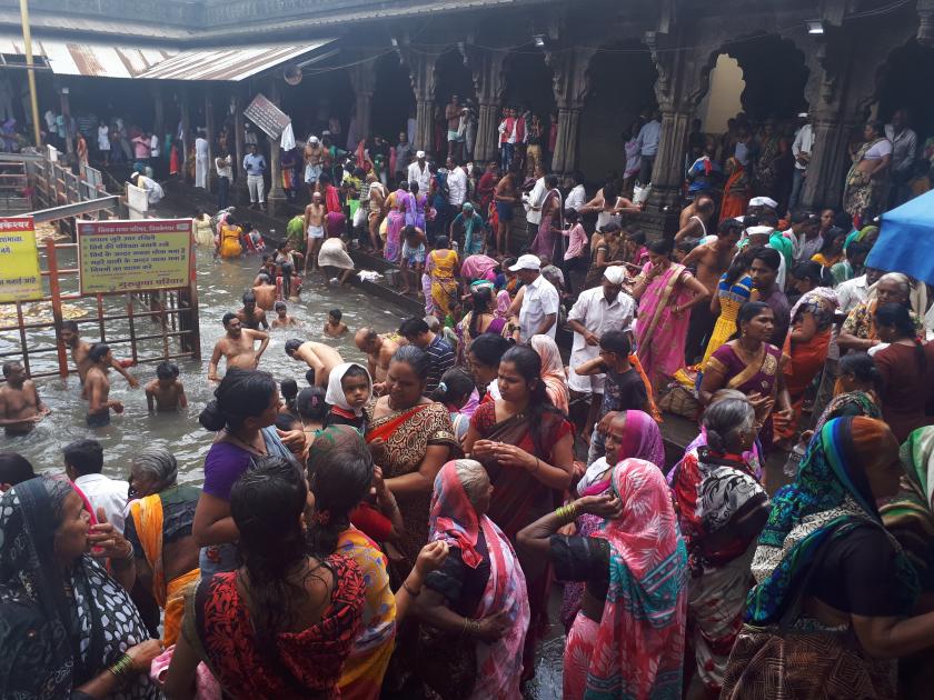  Shravani Monday's troupe at Trimbakeshwar crowd | श्रावणी सोमवारच्या पुर्वसंध्येला त्र्यंबकेश्वरला गर्दी