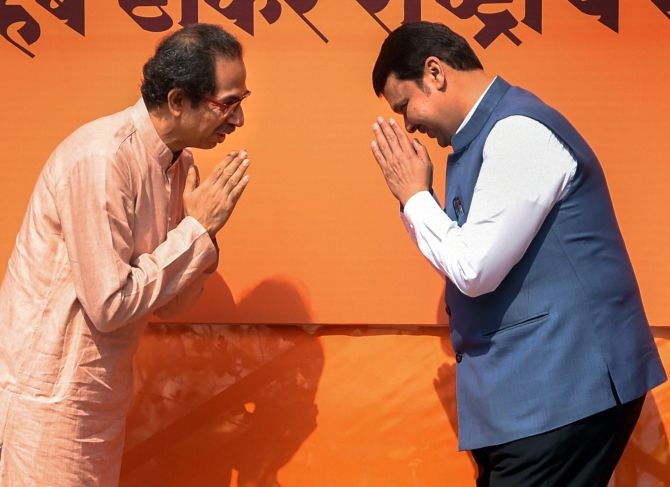 BJP-Shiv Sena ready to shake power! BJP's new one again | एकमेकांना डावलून सत्तेची भाजप-शिवसेनेची तयारी!; भाजपाची पुन्हा एकदा नवी खेळी