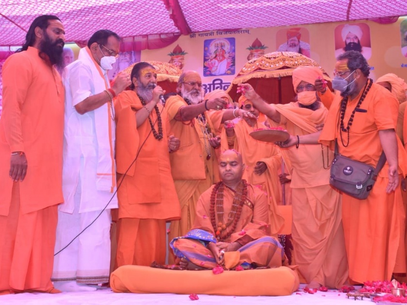 Pattabhishek ceremony of Uttam Swami of Nashik at Kumbh Mela at Haridwar | हरिद्वार येथील कुंभमेळ्यात नाशिकच्या उत्तम स्वामी यांचा पट्टाभिषेक सोहळा