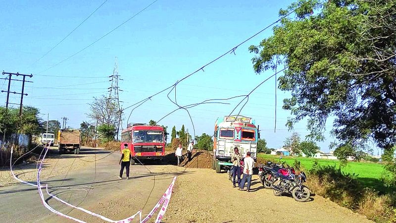 electricity cable broken during road work | रस्ता कामादरम्यान तुटल्या वीज तारा; २५ गावांचा विद्यूत पुरवठा खंडित