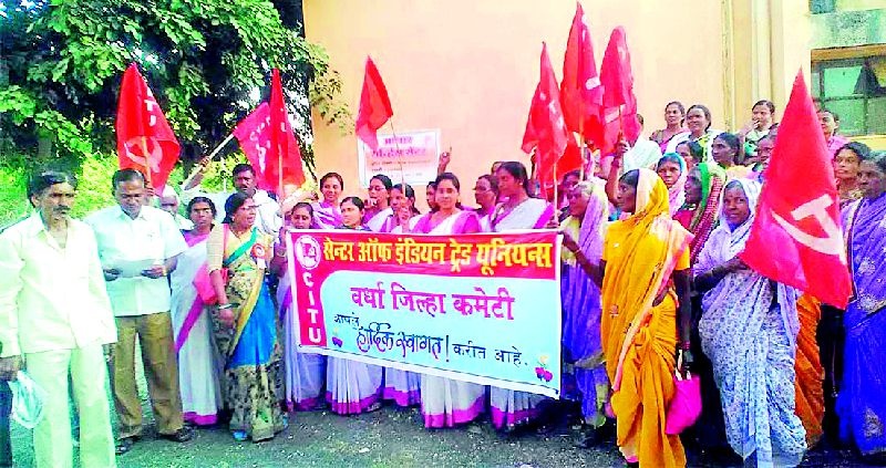 Workers' demonstrations in front of Ashti tehsil | आष्टी तहसीलसमोर कामगारांची निदर्शने