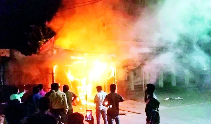 Three shops fire in Durga Theater | दुर्गा चित्रपटगृह परिसरात तीन दुकानांना आग