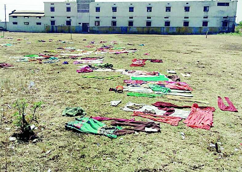 The clothes of the ashram school students are dry on the soil | मातीवर वाळतात आश्रम शाळेतील विद्यार्थ्यांचे कपडे