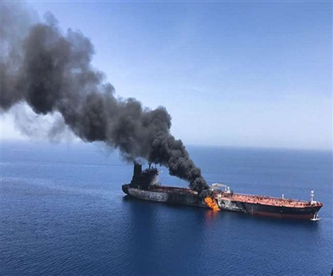 attack on oil tankers in Oman's creek; A lot of fire in the sea | ओमानच्या खाडीमध्ये तेलवाहू जहाजांवर पुन्हा हल्ले; भर समुद्रात उठले आगीचे लोट