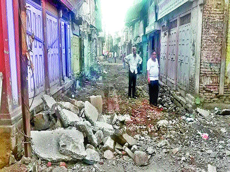 Shahir Lane, Kalvana, destroyed the encroachment in Ram Mandir area | कळवणला शाहीर लेन, राम मंदिर परिसरातील अतिक्रमणे हटविली