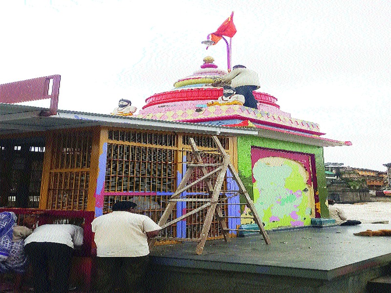  Color work on Devi temples started on Navratri festival | नवरात्रोत्सवानिमित्त देवी मंदिरांना रंगरंगोटीचे काम सुरू
