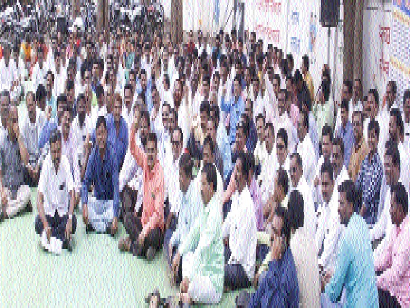 Dharna agitation of village workers in front of Beed Zilla Parishad | बीड जिल्हा परिषदेसमोर ग्रामसेवकांचे धरणे आंदोलन