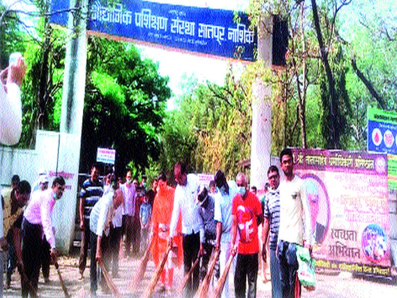 Cleanliness campaign in the city by Dharmadhikari Pratishthan | धर्माधिकारी प्रतिष्ठानतर्फे शहरात स्वच्छता मोहीम