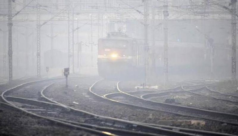 8 trains Late in sub-capital due to fog | धुक्यामुळे उपराजधानीतील ८ रेल्वेगाड्या ‘लेट’