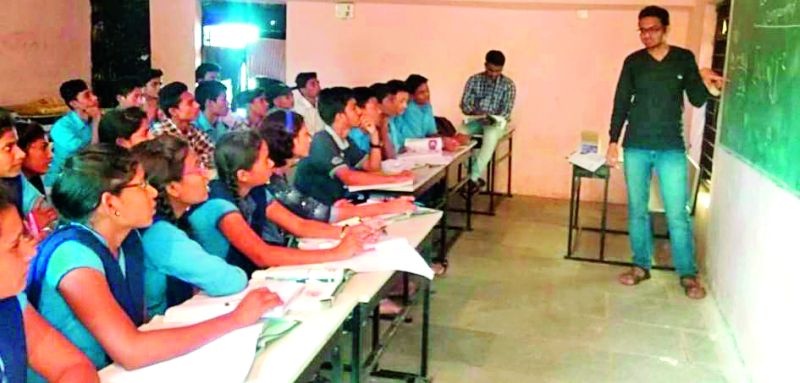 Adivasi students are getting training of Neet | आदिवासी विद्यार्थ्यांना उलगुलानमध्ये मिळत आहेत नीटचे धडे