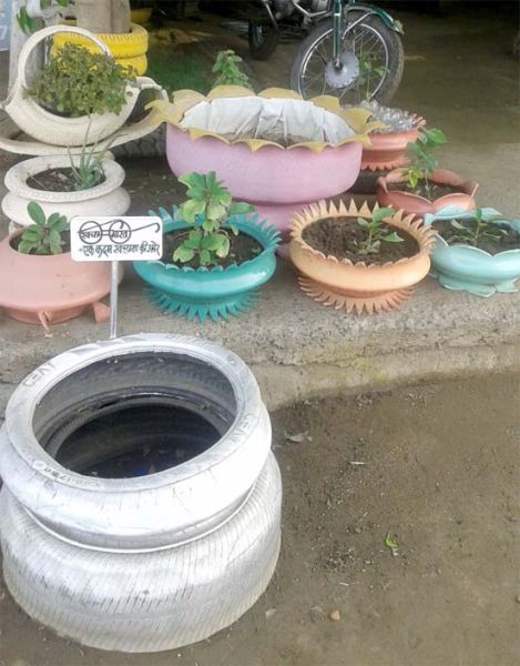 Production of tree pots Waste Tub; Jabir Shaikh's idea in Wardha | टाकाऊ ट्यूबमधून कुंड्यांची निर्मिती; वर्ध्यातील जाबीर शेख यांची कल्पकता