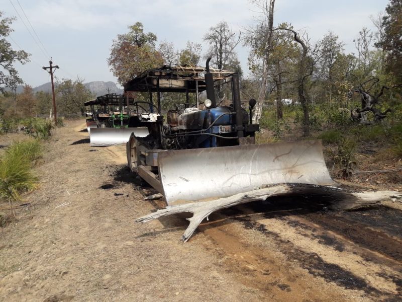 Four vehicles burnt by the Naxalites in Gadchiroli | गडचिरोलीत नक्षल्यांनी जाळली चार वाहने; गावकऱ्यांना दमदाटी