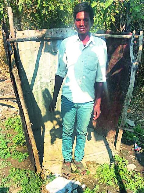 72 toilets stolen again in Jivati ​​taluka of Chandrapur district | चंद्रपूर जिल्ह्याच्या जिवती तालुक्यात पुन्हा ७२ शौचालयांची चोरी