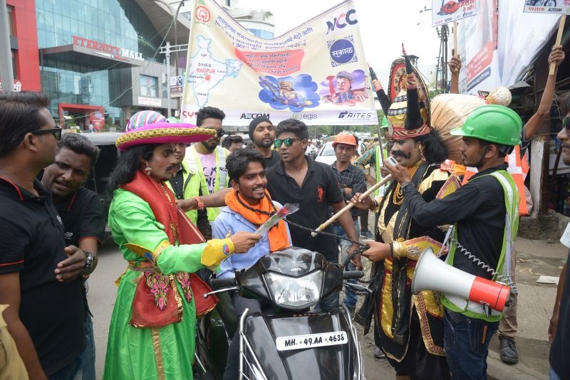 Yamraj and Chitragupta in Nagpur for traffic awareness | यमराज आणि चित्रगुप्त चक्क नागपुरात; वाहतुकीच्या नियमांबाबत नागरिकांना समजावले