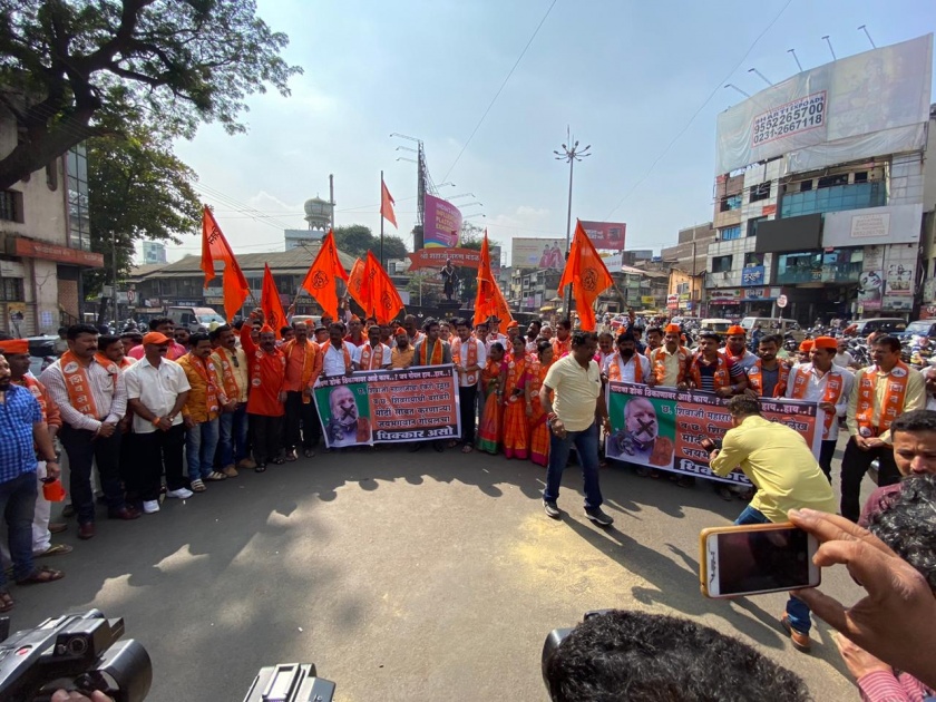  Jay Goel protests with 'slippers' movement: Shiv Sena protests | ‘चप्पल मार’ आंदोलनाने जय गोयल यांचा निषेध: शिवसेनेतर्फे निदर्शने