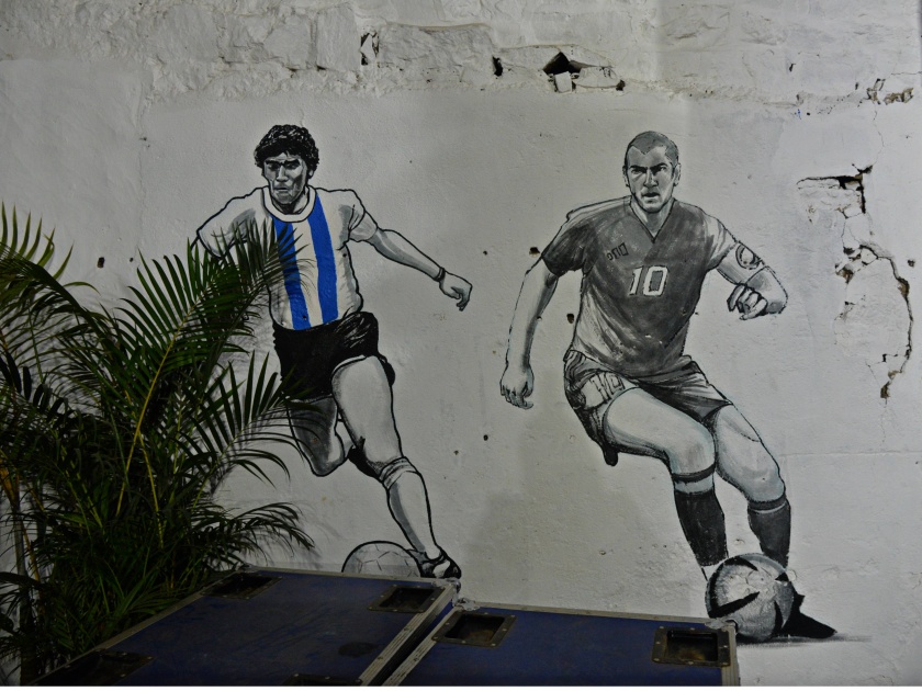 Kolhapur area; The walls painted with pictures of Maradona, Messi, Zidane, Back Hum | कोल्हापूर परिसरात साकारला ‘सॉकर स्ट्रीट’; मॅरेडोना, मेस्सी, झिदान, बॅक हमच्या चित्रांनी रंगल्या भिंती