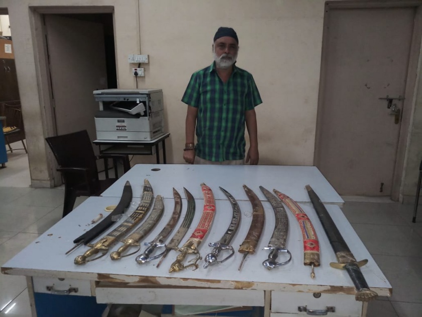 Eleven swords seized at Sholay in Kolhapur | कोल्हापूरात सराईताकडून अकरा तलवारी जप्त
