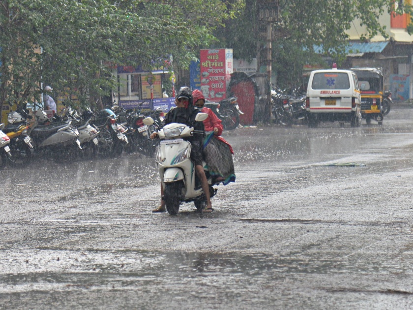 The torrential rains did not stop: it rained for the fourth day in a row | वळीवाचा पाऊस पाठ सोडेना: सलग चौथ्या दिवशी झोडपले