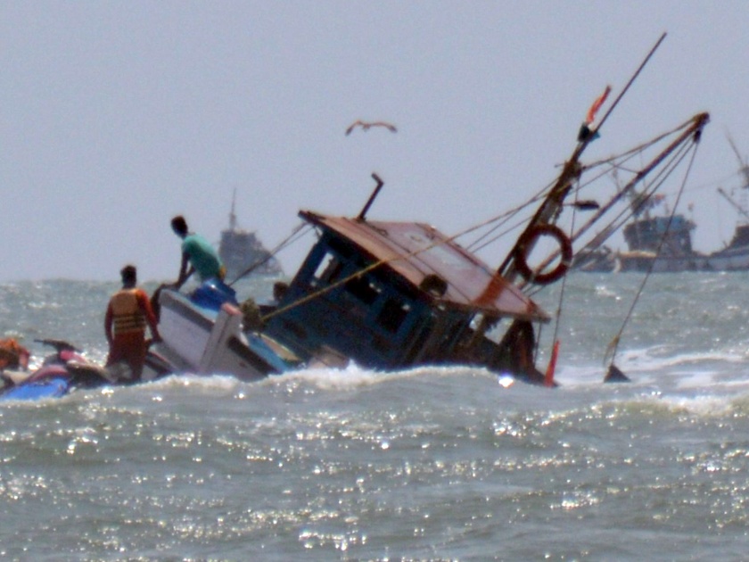 TWO FISHING BOATS CAPSIZED OFF AT MOBOR BEACH | मोबोरनजीक साळ नदीत दोन ट्रॉलर बुडाले