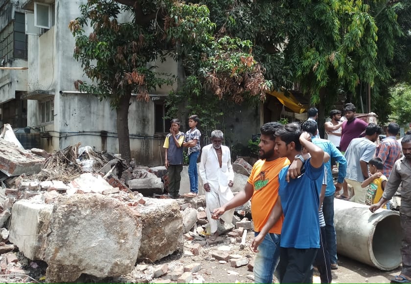  An apartment collapsed wall collapsed, an accident in Shivaji Park | अपार्टमेंटची संरक्षक भिंत कोसळून मुलगा जखमी, शिवाजी पार्कमधील दुर्घटना