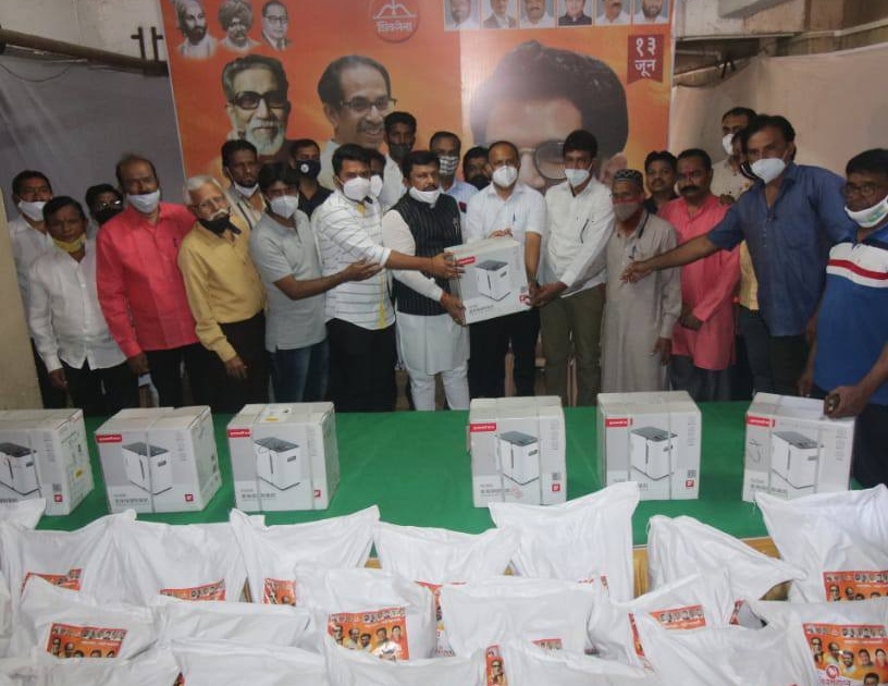 Shiv Sena distributes oxygen concentrator, kits worth Rs 10 lakh | शिवसेनेतर्फे ऑक्सिजन कॉन्सन्ट्रेटर, दहा लाख रुपयांचे जीवनावश्यक वस्तूंचे किट वाटप