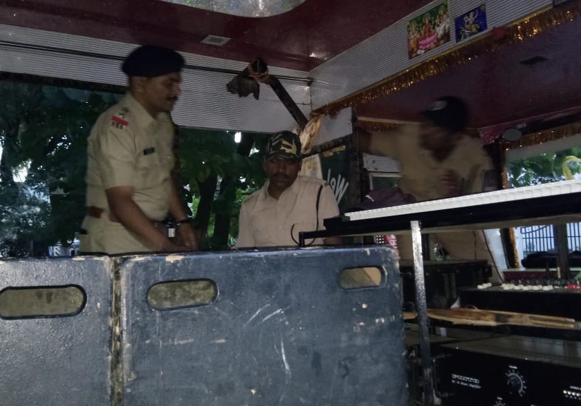 Vehicles seized with sound control at Kolhapur, action on the backdrop of Ganeshotsav: owner, drivers arrested | कोल्हापूरात ध्वनियंत्रणेसह वाहने जप्त, गणेशोत्सवाच्या पार्श्वभूमीवर कारवाई : मालक, वाहनचालकांना अटक