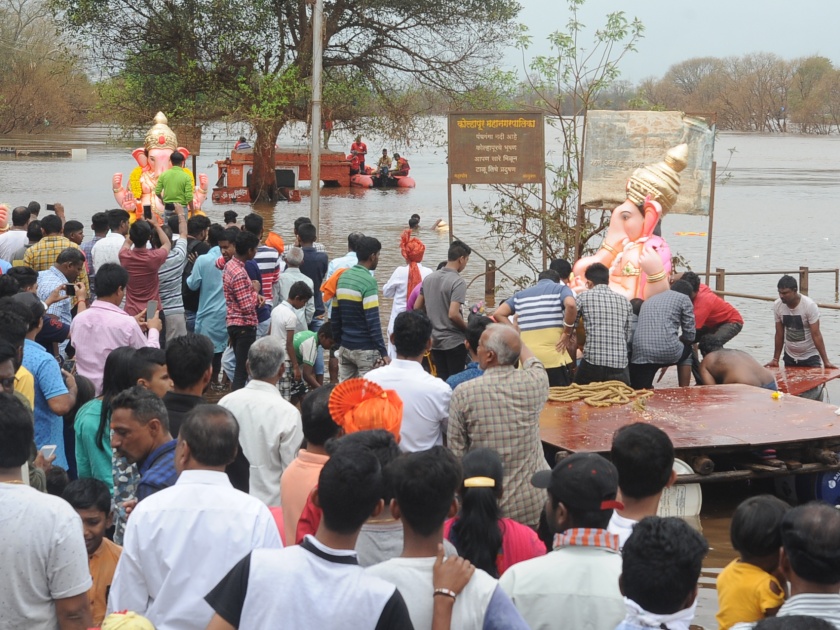 Immersion of 3 Ganesh idols on Panchaganga Ghat: 1 idol offering | पंचगंगा घाटावर ४१० गणेश मूर्तींचे विसर्जन : ११५ गणेशमूर्ती अर्पण