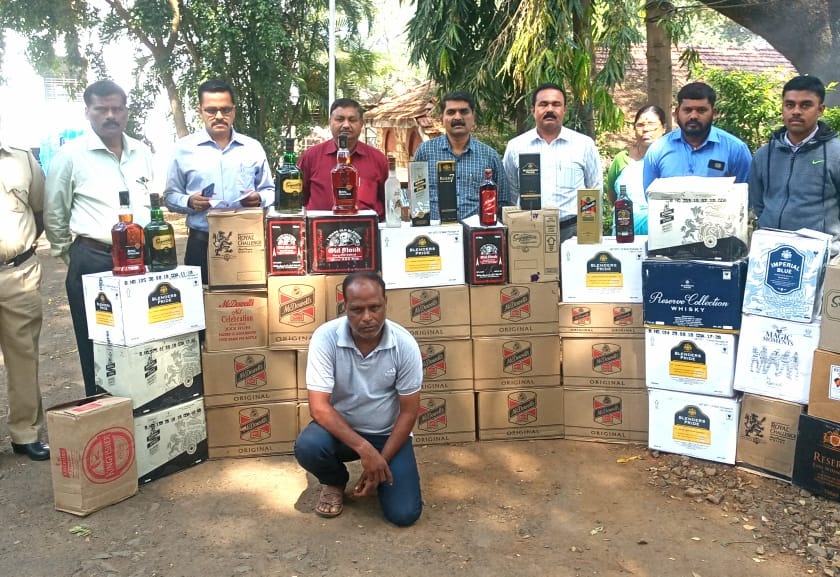 Kolhapur: Three and a half million bottles of hidden in the house were seized | कोल्हापूर :घरात लपविलेला साडेतीन लाखांचा मद्यसाठा जप्त