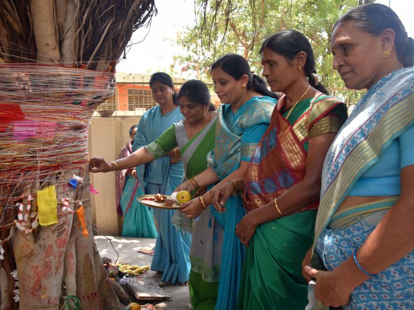 Widow sisters perform Vatpoornima Pujan in Akola | अकोल्यात विधवा भगिनींनी केले वटपौर्णिमा पुजन