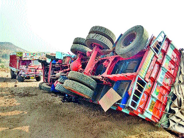 Driver injured in truck accident in Kotbi Ghat | कोटंबी घाटात ट्रक अपघातात चालक जखमी